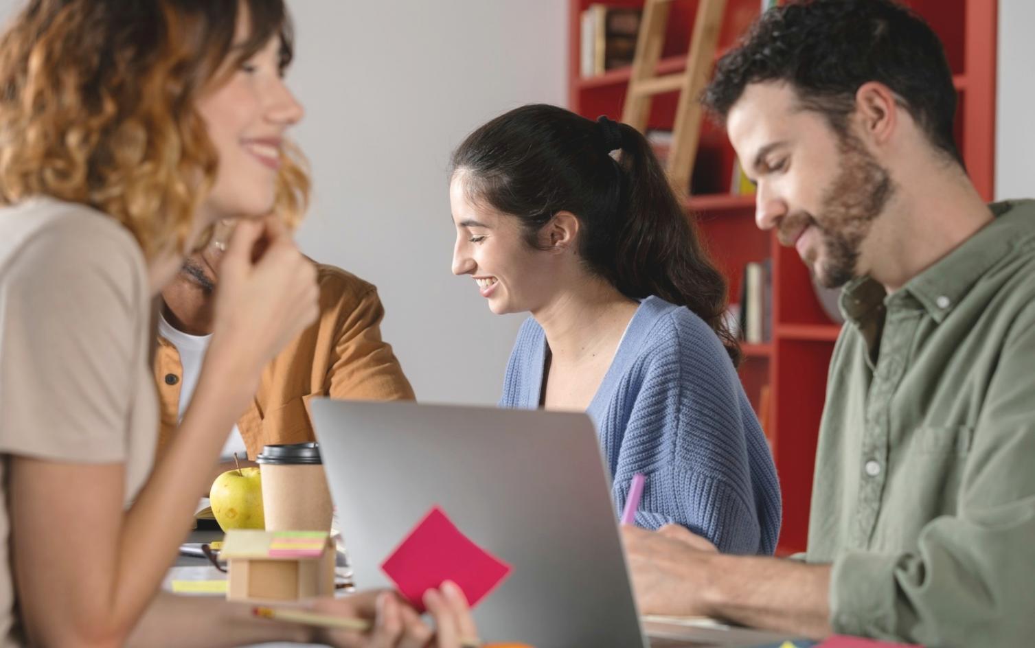 Étudiant travaillant sur un projet de prévision budgétaire avec plusieurs écrans affichant des données financières