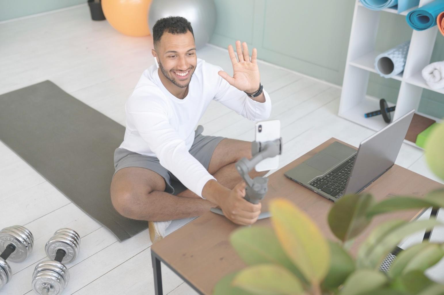 Équipe travaillant ensemble sur des analyses budgétaires